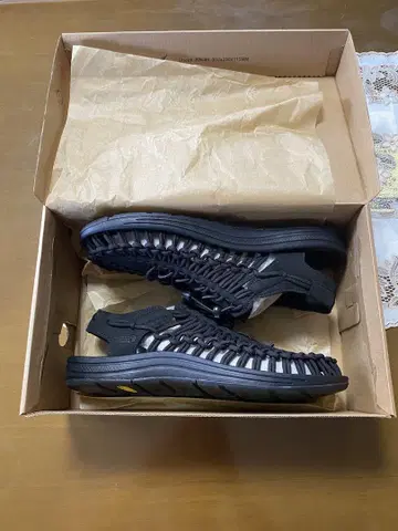 킨 KEEN 유니크 샌들 27.5cm (미사용 새상품)