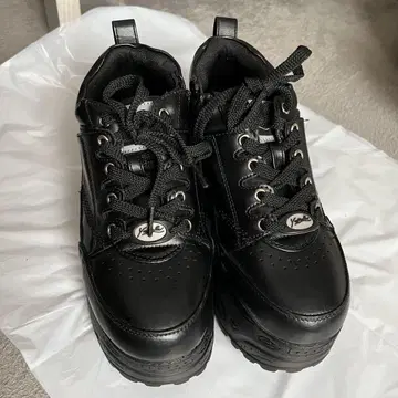 Yosuke 블랙 통굽 스니커즈 23cm