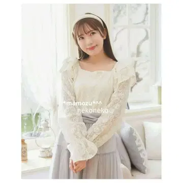 아림 숄더 티어드 프릴 레이스 블라우스 아이냥