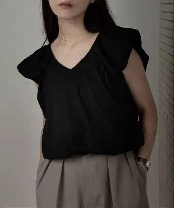 i_am 퍼프 숄더 블라우스 블랙
