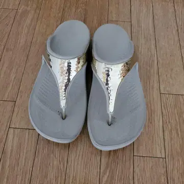 그레이 메탈릭 스트랩 비치 샌들