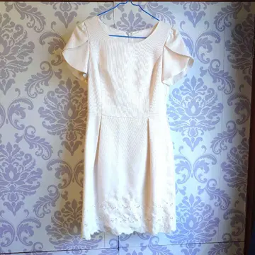 화이트 반팔 무릎 기장 원피스 Debut de Fiore