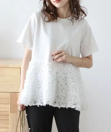 프릴이 달린 화이트 반팔 티셔츠