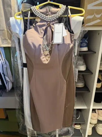 비쥬가 달린 하이넥 타이트 드레스