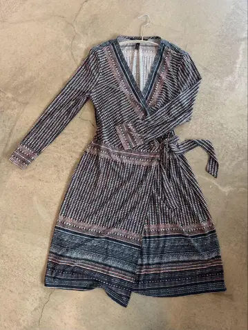 BCBG MAXAZRIA 랩 스타일 긴팔 원피스