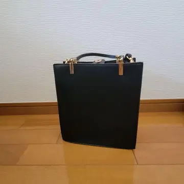 블랙 숄더백 골드 금장 장식