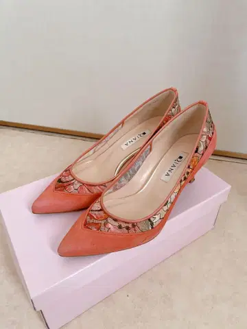 DIANA 플라워 자수 하이힐 6cm 핑크