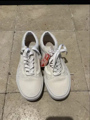 미사용 새상품 Vans 올드 스쿨 화이트 스니커즈