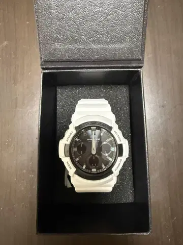 새상품급 G-SHOCK 화이트 쇼크 레지스트