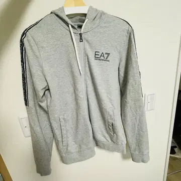EA7 그레이 후드 부착 후드티