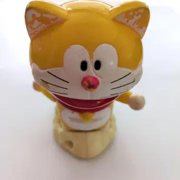 노랑 귀가 있는 도라에몽 움직이는 완구