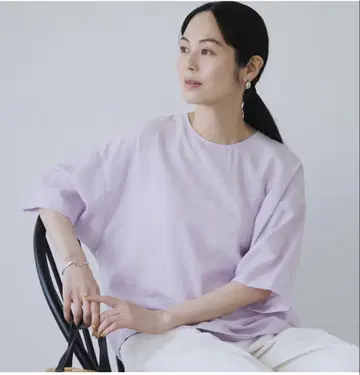 북유럽 생활용품점 깨끗한 색상의 티셔츠 블라우스 라일락