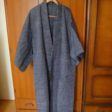 네이비 블루 도트 무늬