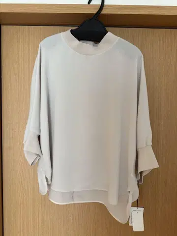 CLOVE 라이트 베이지 쉬폰 7부 소매 탑