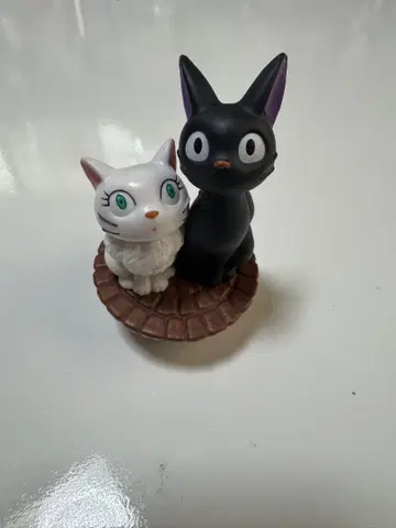 검은 고양이와 흰 고양이 피규어
