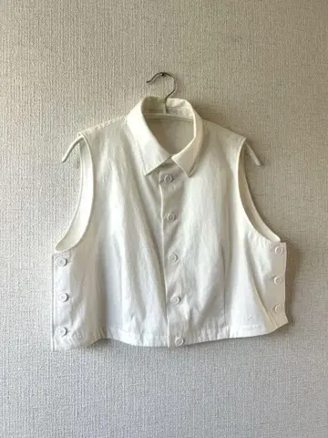 ASTRAT 화이트 베스트 셔츠