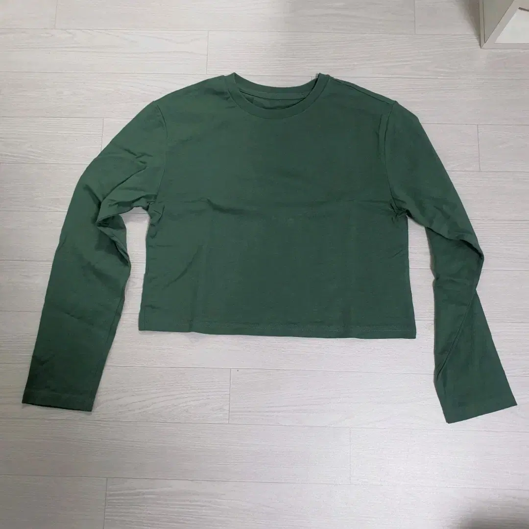 스파오  크롭 긴팔티셔츼