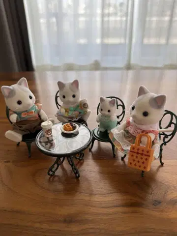 실바니안 패밀리 라떼 고양이 가족과 정원 테이블 의자 세트