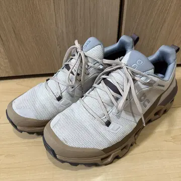On Cloudwander Waterproof 스니커즈