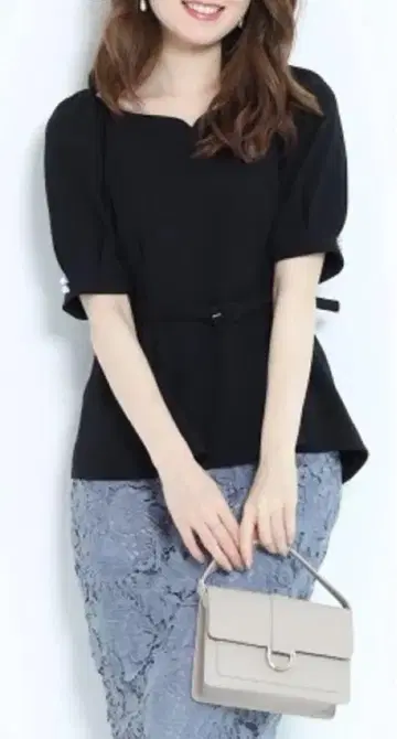 세탁 가능한 하트 넥 블라우스