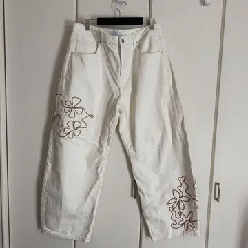 TOPSHOP 화이트 꽃무늬 자수 배럴 레그 데님 팬츠
