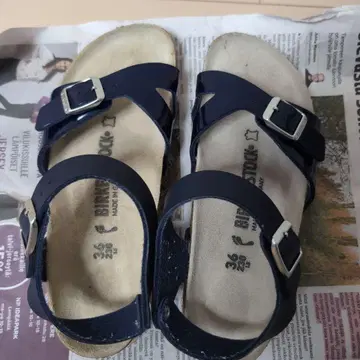 BIRKENSTOCK 에나멜 샌들