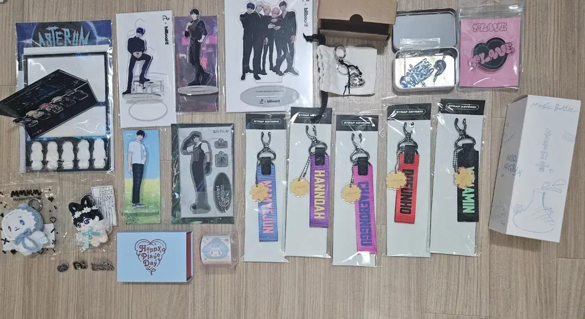PLAVE Strap + Parts + Metal Keyring + Badge + Acrylic Stand + Nyapleube, etc. bulk wts