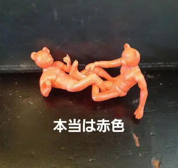 빨간색 피규어 2개 곰
