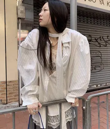 벌룬 슬리브 화이트 스트라이프 셔츠