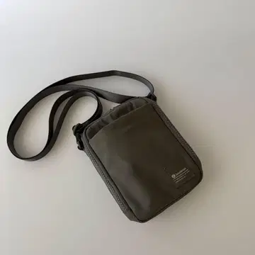 룰루레몬 카키색 사코슈/미니백/바디백