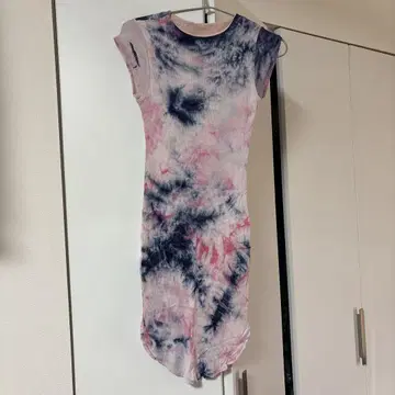 PINNAP Black Bead 타이다이 패턴 반팔 미니 원피스