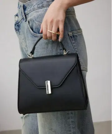 AZUL BY MOUSSY 다이애그널 원 핸들 플랩 백