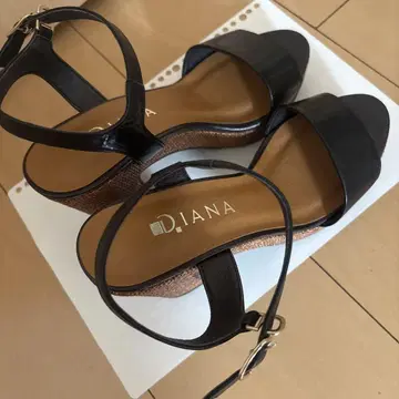 Diana 블랙 스트랩 샌들