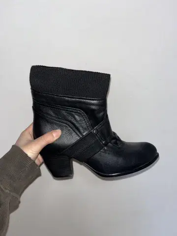 블랙 가죽 니트 부츠