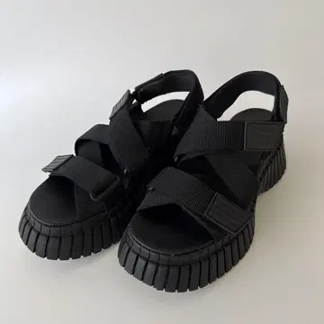 CAMPER/37/통굽 블랙 스트랩 샌들