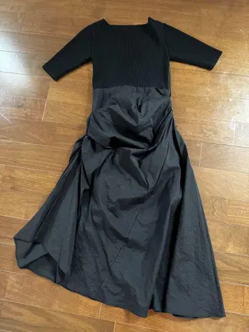 블랙 롱 원피스 뒷면 V 넥