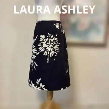 LAURA ASHLEY 네이비와 화이트 플라워 패턴 플레어 스커트