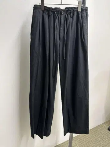 MARKAWARE 블랙 3턱 와이드 팬츠
