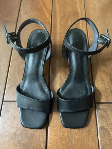 저널 스탠다드 가죽 스트랩 샌들