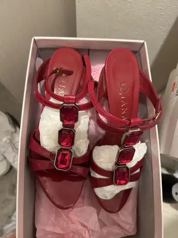 다이애나 샌들 레드 스톤 펌프스 23