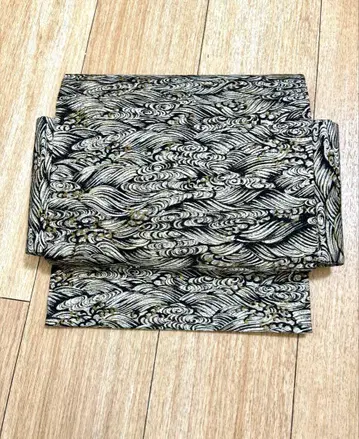 파도 무늬의 블랙과 금 나고야 오비