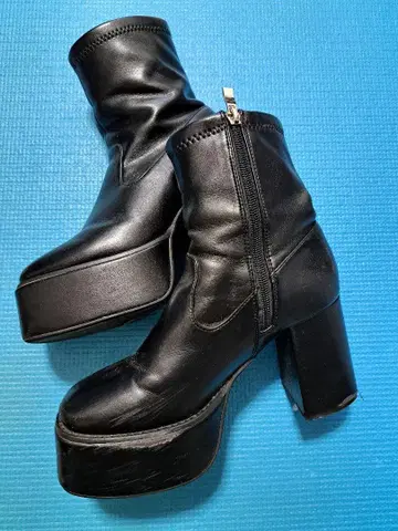 통굽 블랙 부츠 힐 8cm