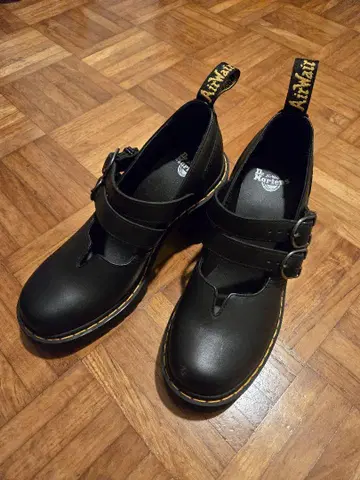 Dr. Martens 블랙 스트랩 힐