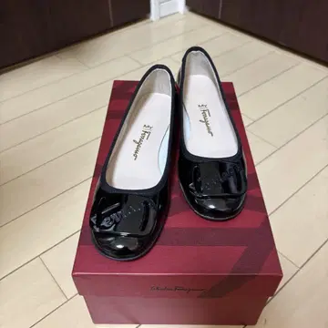 페라가모 에나멜 블랙 플랫 슈즈