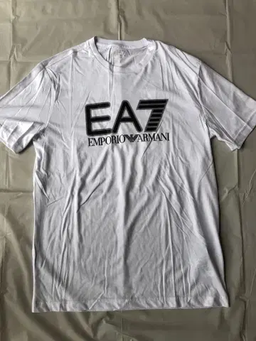 엠포리오 아르마니 EA7 화이트 티셔츠 M