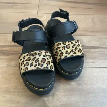Dr.Martens 레오파드 무늬 샌들 가죽