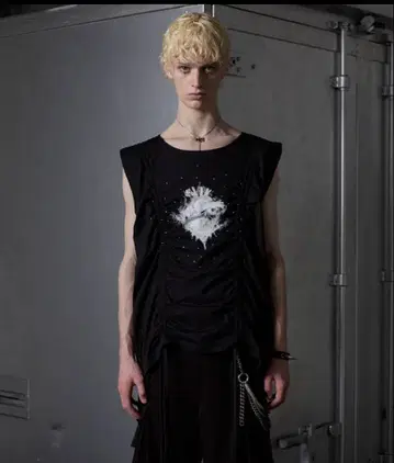 GRANCY 셔링 디자인 라인 스톤 그래픽 슬리브리스 T S5