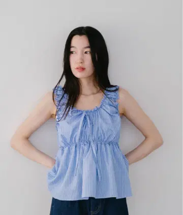 DRWCYS 슬리브리스 개더 리본 블라우스