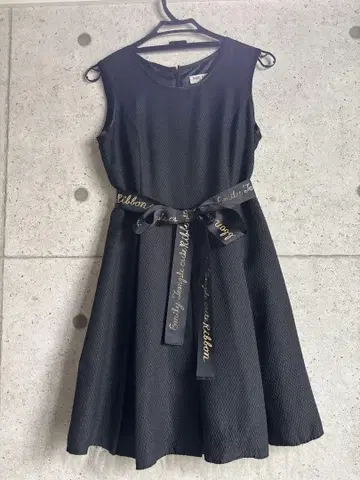 에미큐 블랙 슬리브리스 원피스