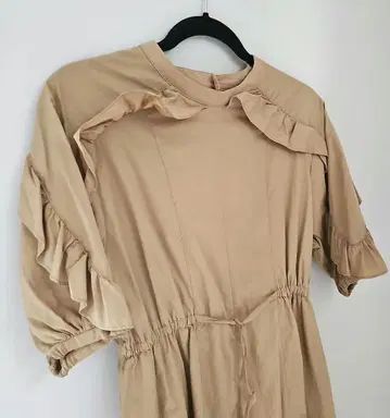 프릴이 달린 베이지 반팔 셔츠 원피스